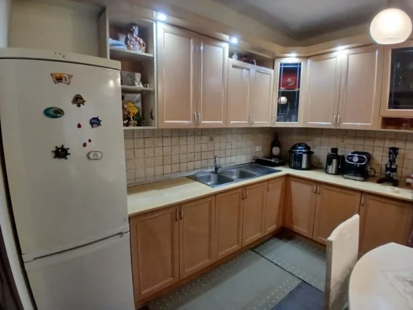 Tirane, jepet me qera apartament 2+1 Kati 2, 110 m² 550 € (siri kodra)