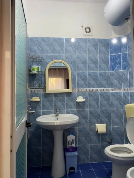 Tirane, jepet me qera Vile 2 Katshe Kati 2, 240 m² 450 € (ali demi)