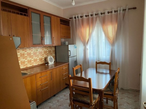 Tirane, jepet me qera Vile 2 Katshe Kati 2, 240 m² 450 € (ali demi)