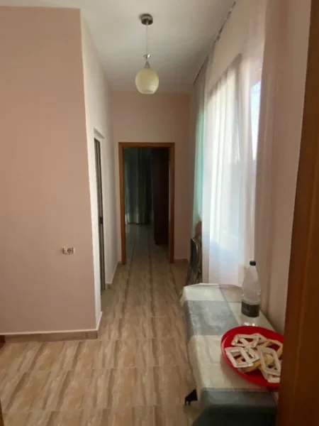 Tirane, jepet me qera Vile 2 Katshe Kati 2, 240 m² 450 € (ali demi)