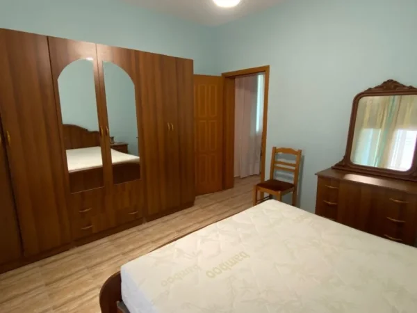 Tirane, jepet me qera Vile 2 Katshe Kati 2, 240 m² 450 € (ali demi)