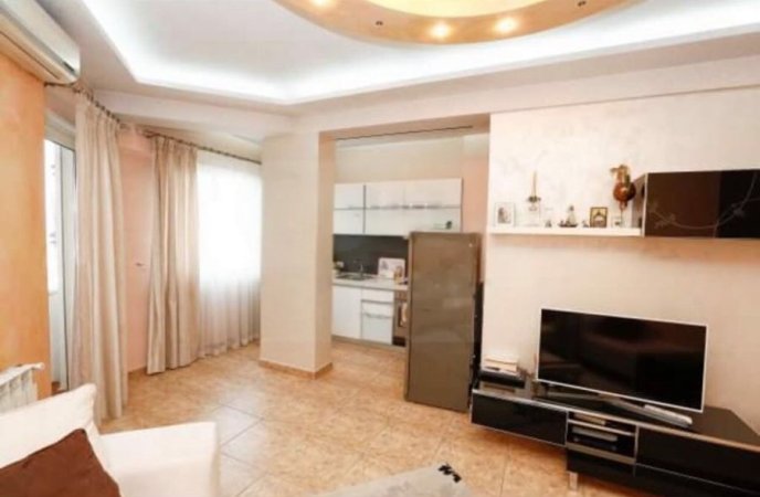 Tirane, jepet me qera apartament 1+1+Ballkon Kati 5, 70 m² 650 € (Kristal Center)