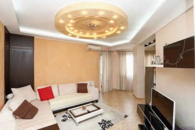 Tirane, jepet me qera apartament 1+1+Ballkon Kati 5, 70 m² 650 € (Kristal Center)