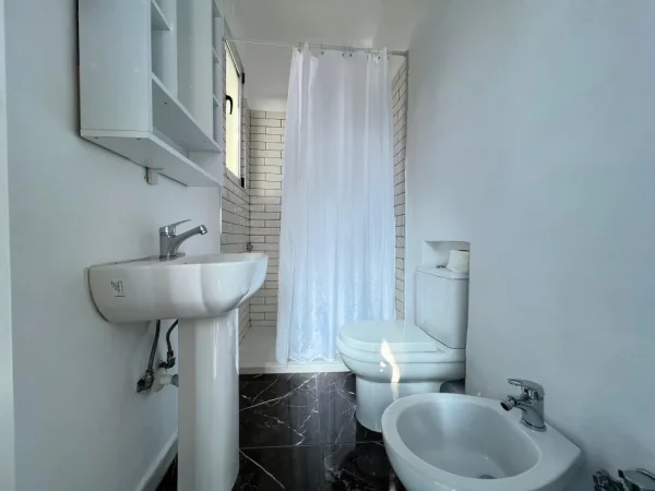 Tirane, jepet me qera apartament 2+1 Kati 5, 95 m² 500 € (Ish parku)