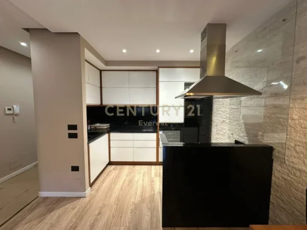 Tirane, jepet me qera apartament 2+1+Ballkon Kati 5, 123 m² 900 € (Jordan Misja)