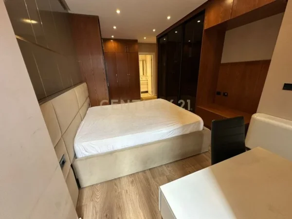 Tirane, jepet me qera apartament 2+1+Ballkon Kati 5, 123 m² 900 € (Jordan Misja)