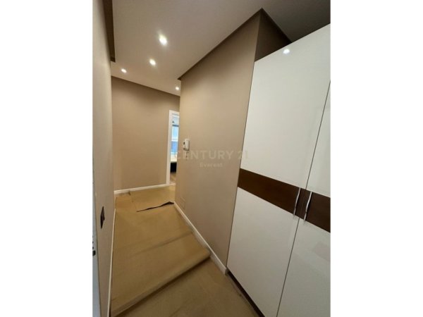Tirane, jepet me qera apartament 2+1+Ballkon Kati 5, 123 m² 900 € (Jordan Misja)