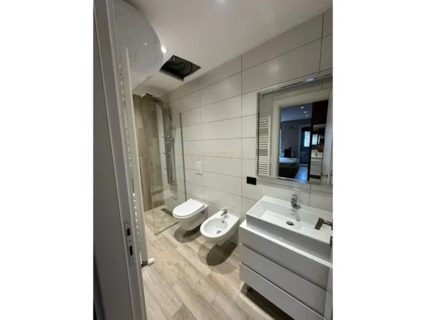 Tirane, jepet me qera apartament 2+1+Ballkon Kati 5, 123 m² 900 € (Jordan Misja)