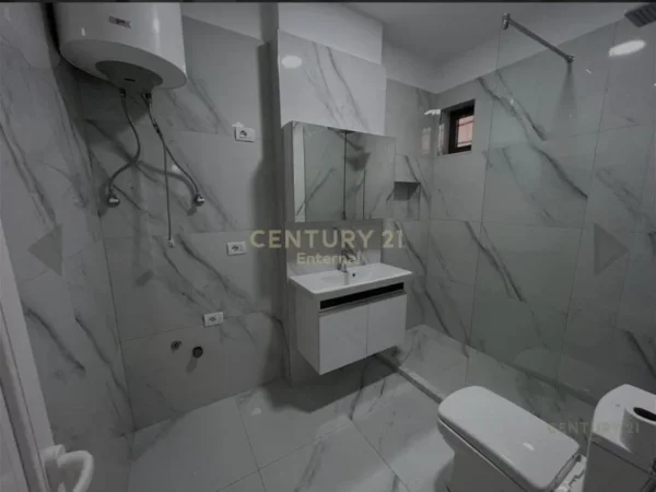 Tirane, jepet me qera apartament 2+1 Kati 6, 102 m² 800 € (Rruga e Kavajes)