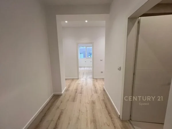 Tirane, jepet me qera ambjent biznesi Kati 4, 97 m² 500 € (Rruga e Dibres)