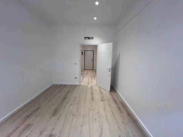 Tirane, jepet me qera ambjent biznesi Kati 4, 97 m² 500 € (Rruga e Dibres)