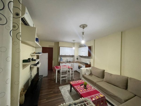 Tirane, jepet me qera apartament 1+1+Ballkon Kati 3, 65 m² 550 € (Pranë Resorant Mir Zoti, Liqeni Thatë)