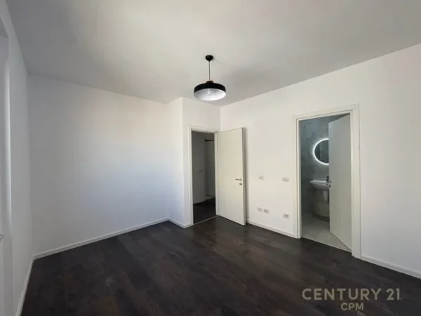 Tirane, jepet me qera apartament 2+1+Ballkon Kati 6, 98 m² 500 € (Tower Bridge)