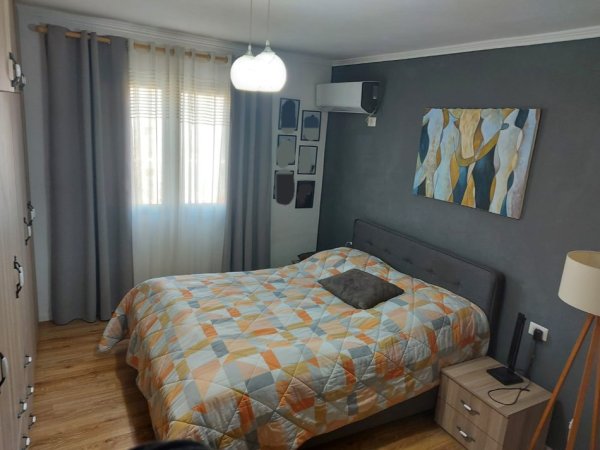 Tirane, jepet me qera apartament 2+1+Ballkon , 75 m² 500 € (Oxhaku)