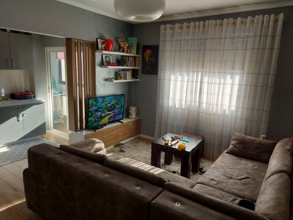 Tirane, jepet me qera apartament 2+1+Ballkon , 75 m² 500 € (Oxhaku)