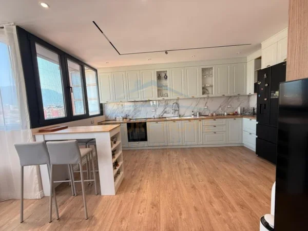 Tirane, jepet me qera apartament 2+1+Ballkon Kati 8, 100 m² 1.200 € (Rruga e Elbasanit, perballe Downtown)