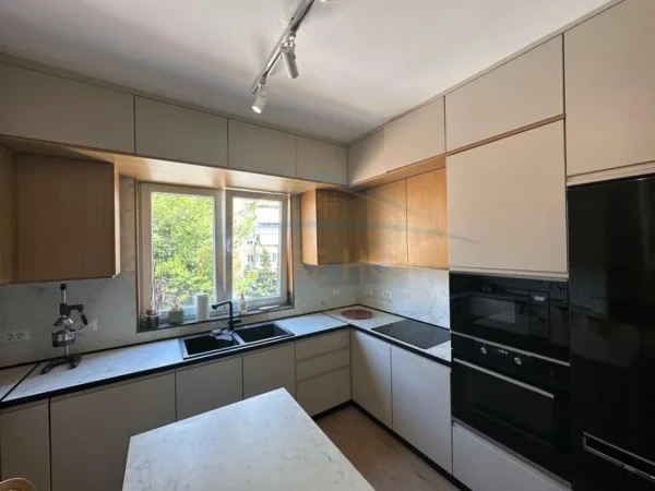Tirane, jepet me qera apartament 2+1 Kati 4, 70 m² 700 € (Rruga e Durresit)