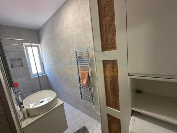 Tirane, jepet me qera apartament 2+1 Kati 4, 70 m² 700 € (Rruga e Durresit)