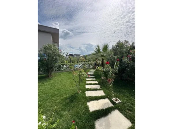 Durres, shitet Vile 2 Katshe Kati 2, 319 m² 400.000 € (Gjiri i Lalzit)