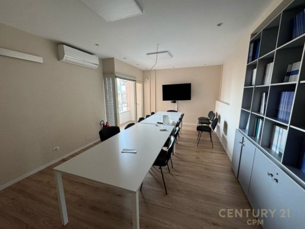 Tirane, jepet me qera zyre Kati 6, 215 m² 4.800 € (Blloku)
