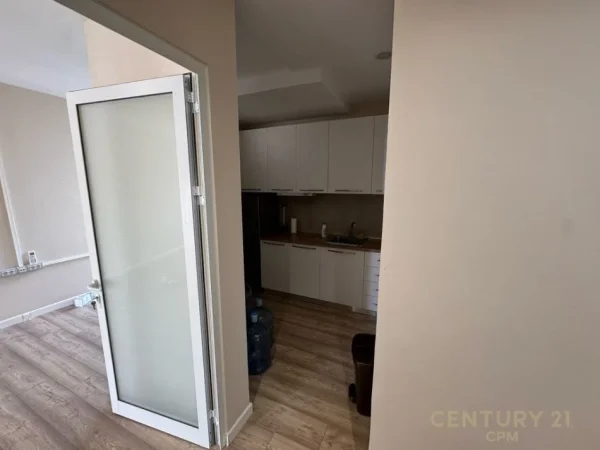 Tirane, jepet me qera zyre Kati 6, 215 m² 4.800 € (Blloku)