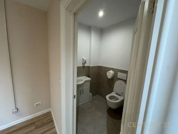 Tirane, jepet me qera zyre Kati 6, 215 m² 4.800 € (Blloku)