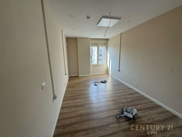Tirane, jepet me qera zyre Kati 6, 215 m² 4.800 € (Blloku)