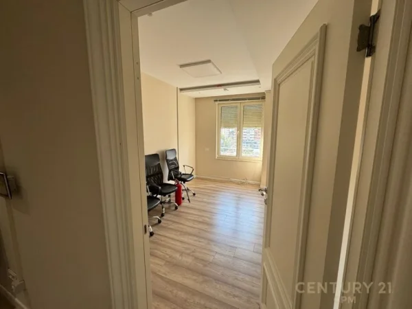 Tirane, jepet me qera zyre Kati 6, 215 m² 4.800 € (Blloku)
