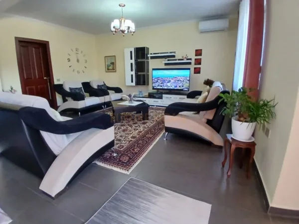 Tirane, jepet me qera apartament 2+1 Kati 2, 110 m² 550 € 