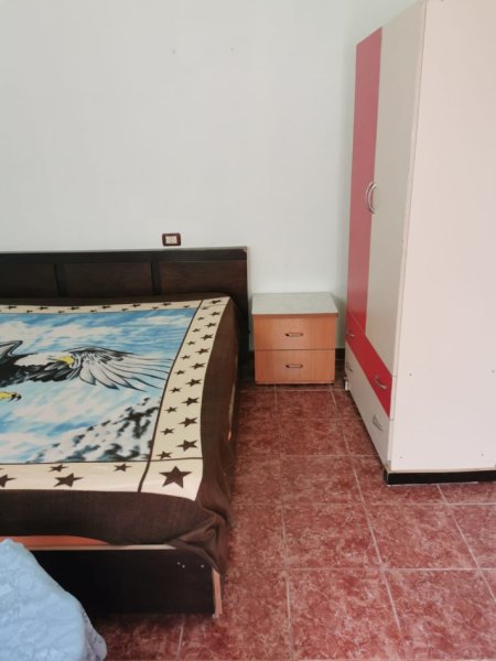 Tirane, jepet me qera garsonier 1+1 Kati 1, 45 m² (Pran Kryqezimit te Laprakes)