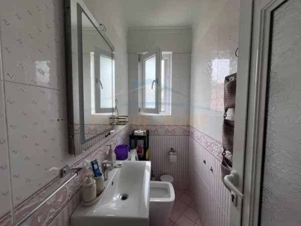 Tirane, jepet me qera apartament 2+1 Kati 2, 124 m² 800 € 