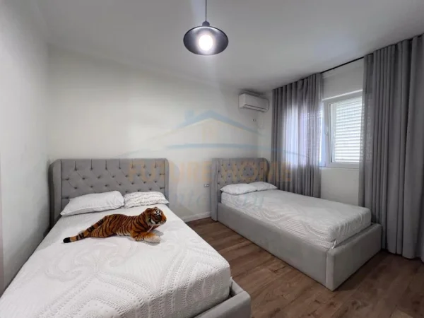 Tirane, jepet me qera apartament 2+1 Kati 2, 124 m² 800 € 