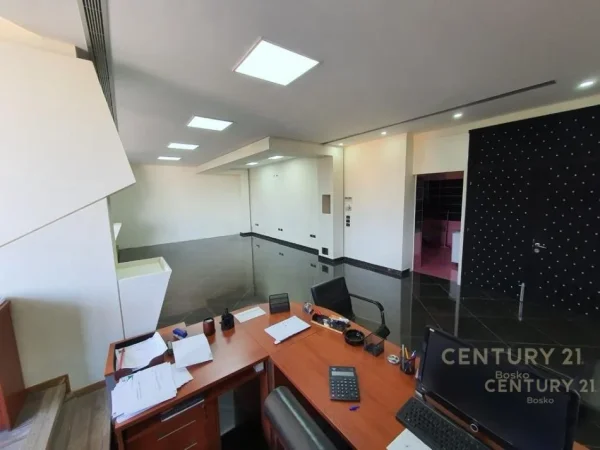 Tirane, jepet me qera ambjent biznesi Kati 1, 100 m² 1.000 € (Don Bosco)