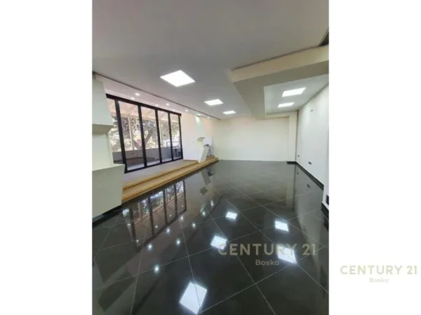 Tirane, jepet me qera ambjent biznesi Kati 1, 100 m² 1.000 € (Don Bosco)