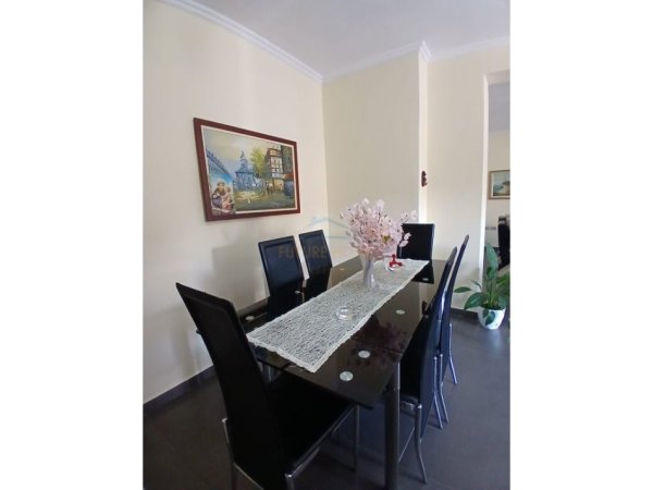 Tirane, jepet me qera apartament 2+1 Kati 2, 110 m² 550 € 