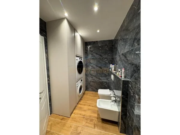 Tirane, shitet apartament 2+1+Ballkon Kati 7, 121 m² 242.000 € (unaza e re)
