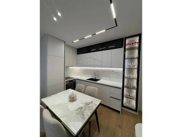 Tirane, shitet apartament 2+1+Ballkon Kati 7, 121 m² 242.000 € (unaza e re)