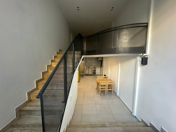 Tirane, jap me qera ambjent biznesi Kati 0, 80 m² 2.000 € (Qender Tirane)