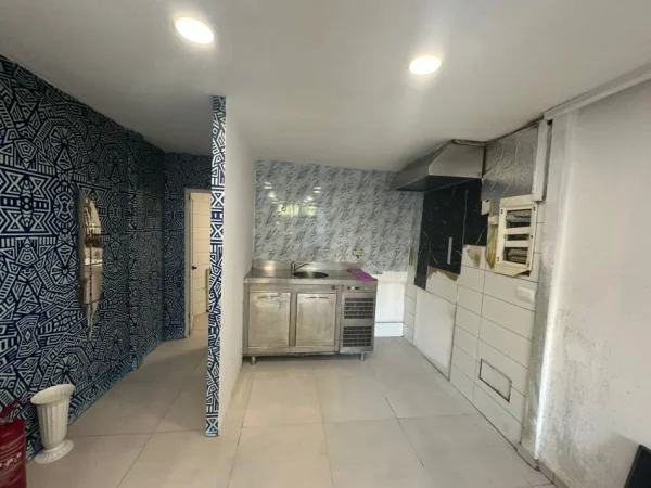 Tirane, jap me qera ambjent biznesi Kati 0, 80 m² 2.000 € (Qender Tirane)