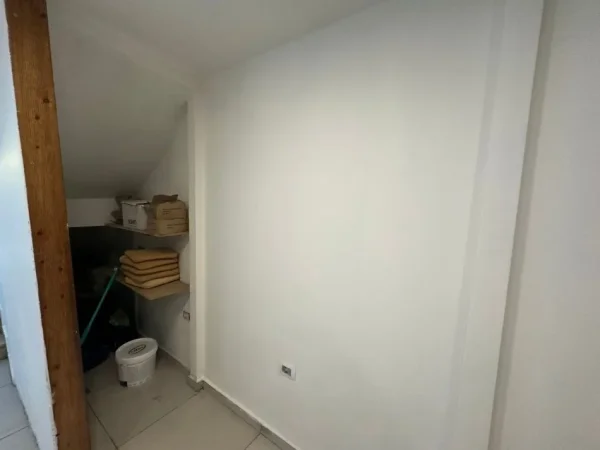 Tirane, jap me qera ambjent biznesi Kati 0, 80 m² 2.000 € (Qender Tirane)