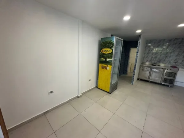 Tirane, jap me qera ambjent biznesi Kati 0, 80 m² 2.000 € (Qender Tirane)