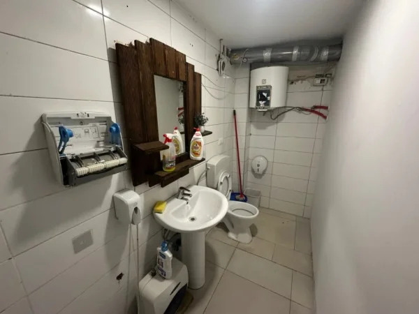 Tirane, jap me qera ambjent biznesi Kati 0, 80 m² 2.000 € (Qender Tirane)