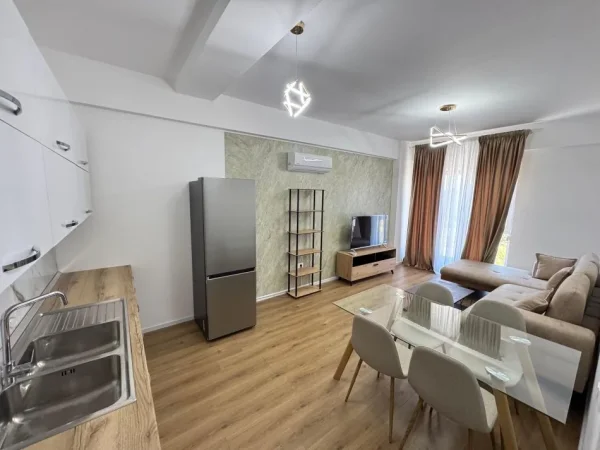 Tirane, jepet me qera apartament 1+1 , 450 €
