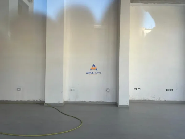 Tirane, jepet me qera ambjent biznesi , 135 m² 1.350 € 