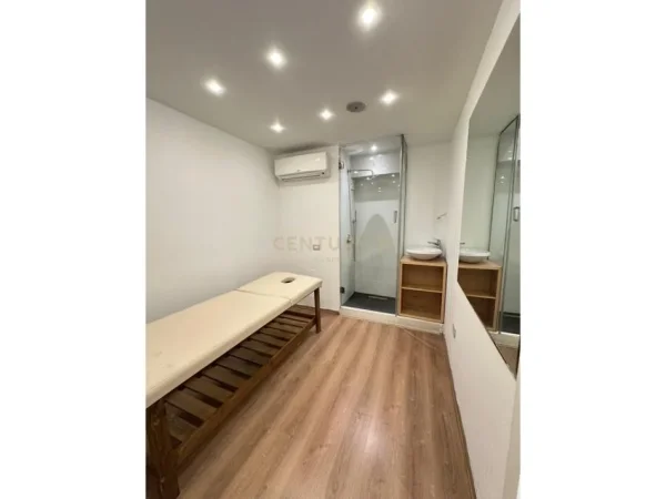 Tirane, jepet me qera ambjent biznesi Kati 2, 154 m² 1.400 € (Myslym Shyri.)