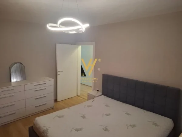 Tirane, jepet me qera apartament 1+1+Ballkon Kati 4, 65 m² 550 € (VASIL SHANTO)