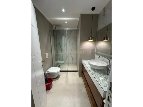 Tirane, jepet me qera apartament 2+1 Kati 5, 124 m² 900 € (JORDAN MISJA)