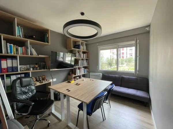 jepet me qera zyra me mobilje gati per pune Kati 1, 110 m² 700 €