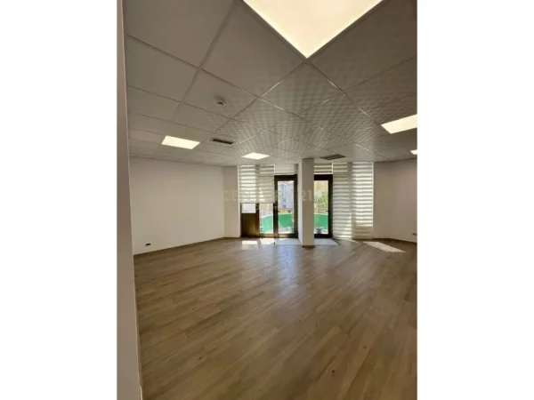 Tirane, jepet me qera zyre , 100 m² 1.500 € (Sheshi Willson)