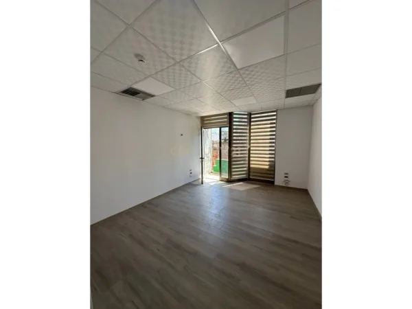 Tirane, jepet me qera zyre , 100 m² 1.500 € (Sheshi Willson)